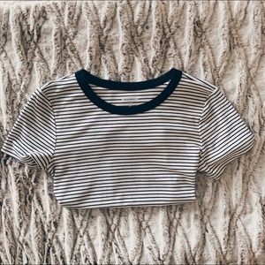OLD NAVY BLACK AND WHITE T-SHIRT SIZE XS